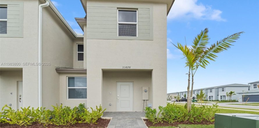 Townhouse in Florida City, Florida 4 bedrooms, 129.41 sq.m. № 2046702