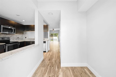 Townhouse in Dania Beach, Florida 2 bedrooms, 103.12 sq.m. № 1852423 - photo 9