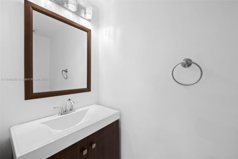 Townhouse in Dania Beach, Florida 2 bedrooms, 103.12 sq.m. № 1852423 - photo 13