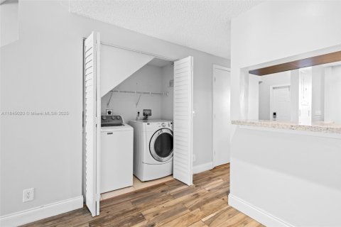 Townhouse in Dania Beach, Florida 2 bedrooms, 103.12 sq.m. № 1852423 - photo 16