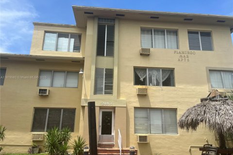 Commercial property in Miami Beach, Florida № 2068200