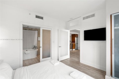Condo in Miami Beach, Florida, 1 bedroom № 2155125 - photo 18