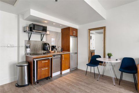 Condo in Miami Beach, Florida, 1 bedroom № 2155125 - photo 20