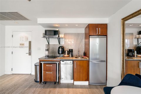 Condo in Miami Beach, Florida, 1 bedroom № 2155125 - photo 21