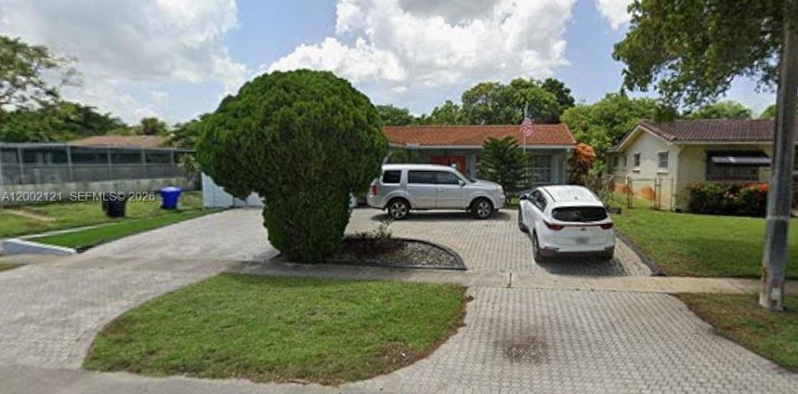 House in Hollywood, Florida 3 bedrooms, 142.88 sq.m. № 2067528