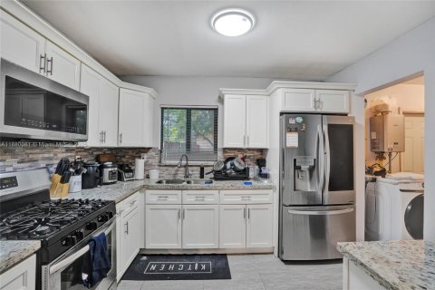 House in Miami Gardens, Florida 3 bedrooms, 137.22 sq.m. № 1924621 - photo 13