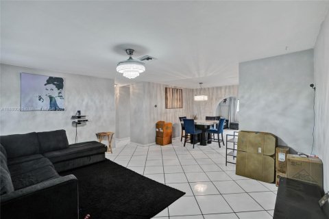 House in Miami Gardens, Florida 3 bedrooms, 137.22 sq.m. № 1924621 - photo 3