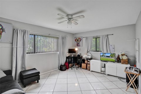 House in Miami Gardens, Florida 3 bedrooms, 137.22 sq.m. № 1924621 - photo 10