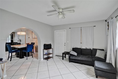 House in Miami Gardens, Florida 3 bedrooms, 137.22 sq.m. № 1924621 - photo 12