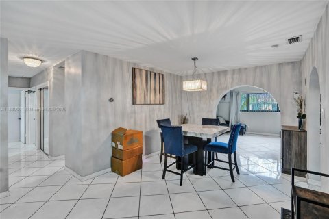 House in Miami Gardens, Florida 3 bedrooms, 137.22 sq.m. № 1924621 - photo 7