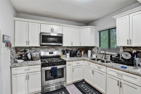 House in Miami Gardens, Florida 3 bedrooms, 137.22 sq.m. № 1924621 - photo 18