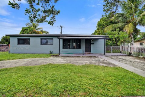 House in Miami Gardens, Florida 3 bedrooms, 137.22 sq.m. № 1924621 - photo 1