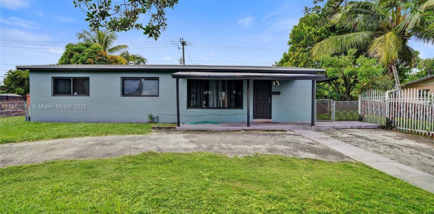 House in Miami Gardens, Florida 3 bedrooms, 137.22 sq.m. № 1924621