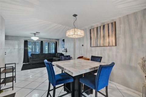 House in Miami Gardens, Florida 3 bedrooms, 137.22 sq.m. № 1924621 - photo 8