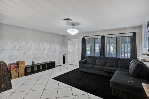 House in Miami Gardens, Florida 3 bedrooms, 137.22 sq.m. № 1924621 - photo 5