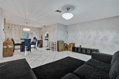 House in Miami Gardens, Florida 3 bedrooms, 137.22 sq.m. № 1924621 - photo 6