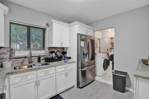House in Miami Gardens, Florida 3 bedrooms, 137.22 sq.m. № 1924621 - photo 14