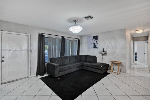 House in Miami Gardens, Florida 3 bedrooms, 137.22 sq.m. № 1924621 - photo 4