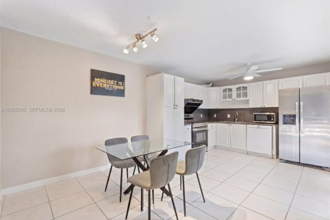 Townhouse in Cooper City, Florida 2 bedrooms, 117.43 sq.m. № 2068807 - photo 14