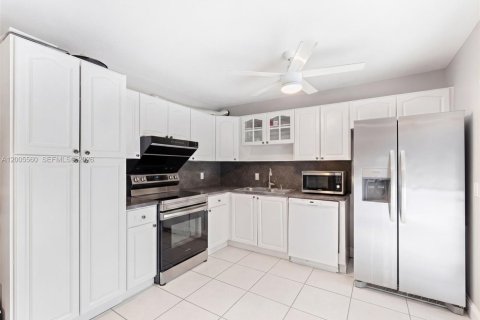 Townhouse in Cooper City, Florida 2 bedrooms, 117.43 sq.m. № 2068807 - photo 15