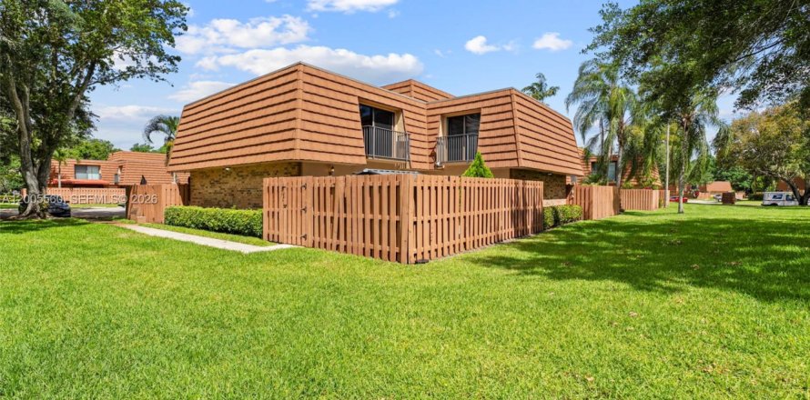 Townhouse in Cooper City, Florida 2 bedrooms, 117.43 sq.m. № 2068807