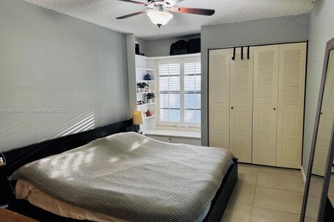 House in Miami, Florida 3 bedrooms, 141.58 sq.m. № 1946197 - photo 18