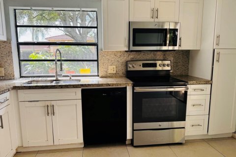 House in Miami, Florida 3 bedrooms, 141.58 sq.m. № 1946197 - photo 10