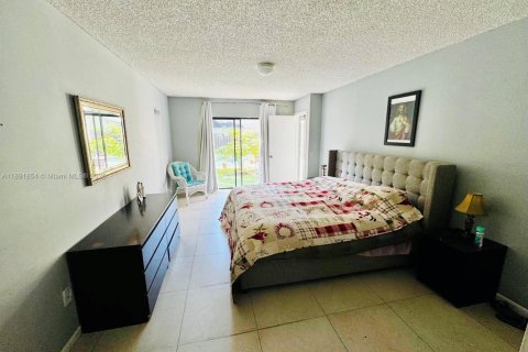 House in Miami, Florida 3 bedrooms, 141.58 sq.m. № 1946197 - photo 13