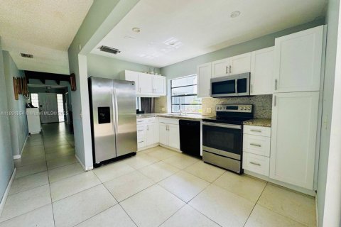 House in Miami, Florida 3 bedrooms, 141.58 sq.m. № 1946197 - photo 9