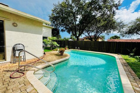House in Miami, Florida 3 bedrooms, 141.58 sq.m. № 1946197 - photo 22