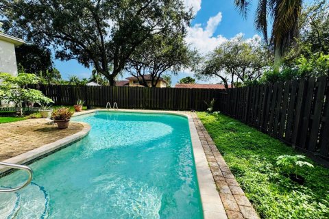 House in Miami, Florida 3 bedrooms, 141.58 sq.m. № 1946197 - photo 1