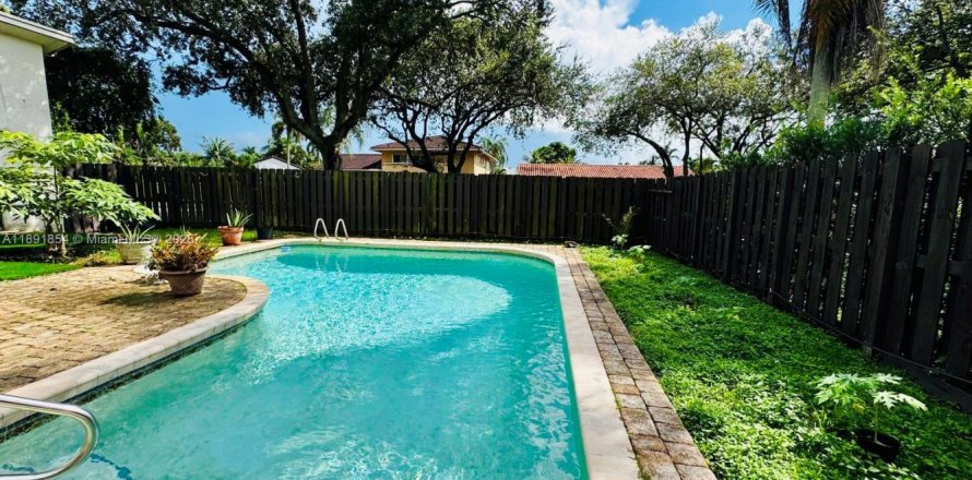 House in Miami, Florida 3 bedrooms, 141.58 sq.m. № 1946197