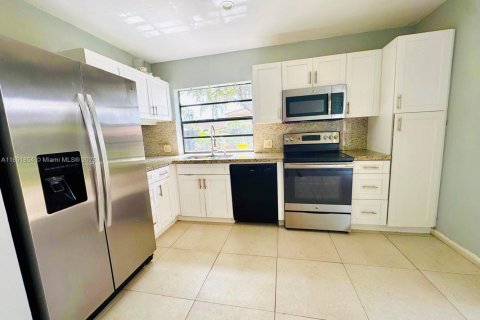 House in Miami, Florida 3 bedrooms, 141.58 sq.m. № 1946197 - photo 12