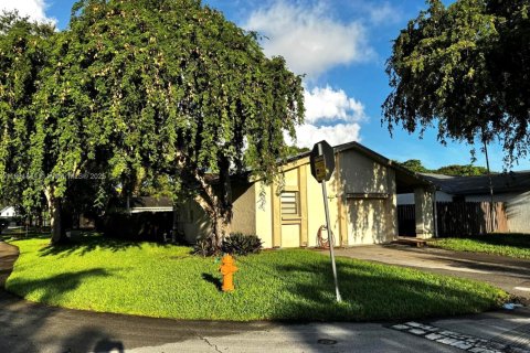 House in Miami, Florida 3 bedrooms, 141.58 sq.m. № 1946197 - photo 25