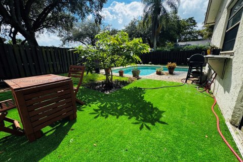 House in Miami, Florida 3 bedrooms, 141.58 sq.m. № 1946197 - photo 2