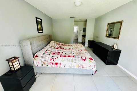House in Miami, Florida 3 bedrooms, 141.58 sq.m. № 1946197 - photo 14