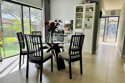 House in Miami, Florida 3 bedrooms, 141.58 sq.m. № 1946197 - photo 3