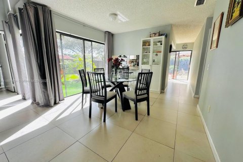 House in Miami, Florida 3 bedrooms, 141.58 sq.m. № 1946197 - photo 4