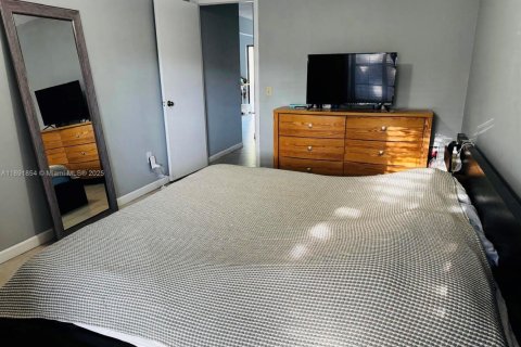 House in Miami, Florida 3 bedrooms, 141.58 sq.m. № 1946197 - photo 17