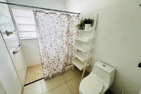 House in Miami, Florida 3 bedrooms, 141.58 sq.m. № 1946197 - photo 16