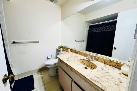 House in Miami, Florida 3 bedrooms, 141.58 sq.m. № 1946197 - photo 19