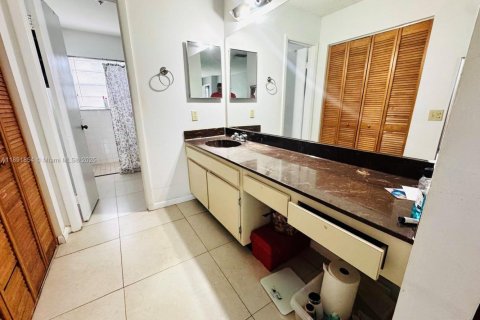 House in Miami, Florida 3 bedrooms, 141.58 sq.m. № 1946197 - photo 15