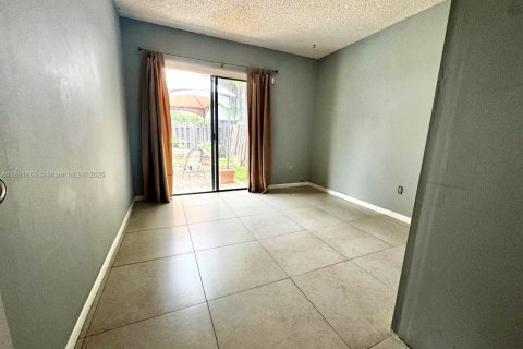House in Miami, Florida 3 bedrooms, 141.58 sq.m. № 1946197 - photo 20