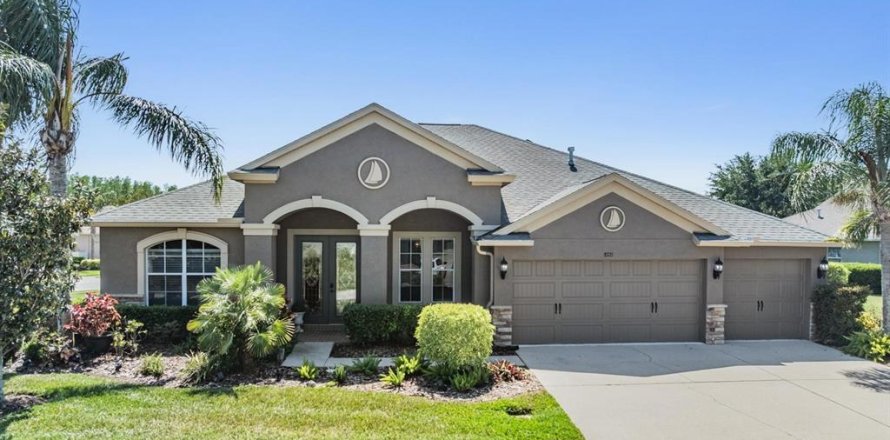 House in Land O' Lakes, Florida 4 bedrooms, 246.19 sq.m. № 2231173