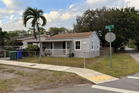 Casa en venta en Miami, Florida, 2 dormitorios, 70.05 m2 № 2030841 - foto 1