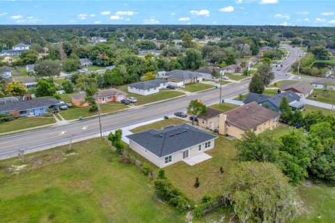 House in Deltona, Florida 4 bedrooms, 135.36 sq.m. № 2404701 - photo 5