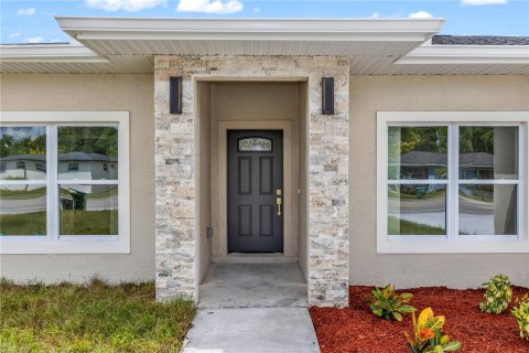 House in Deltona, Florida 4 bedrooms, 135.36 sq.m. № 2404701 - photo 2