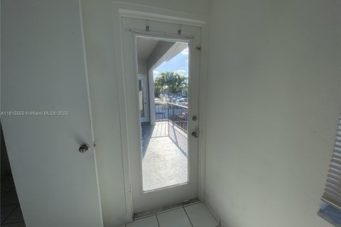 Снять в аренду кондоминиум в Хайалиа, Флорида 3 спальни, 111.76м2, № 1958579 - фото 3