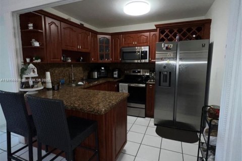 Снять в аренду кондоминиум в Хайалиа, Флорида 3 спальни, 111.76м2, № 1958579 - фото 1