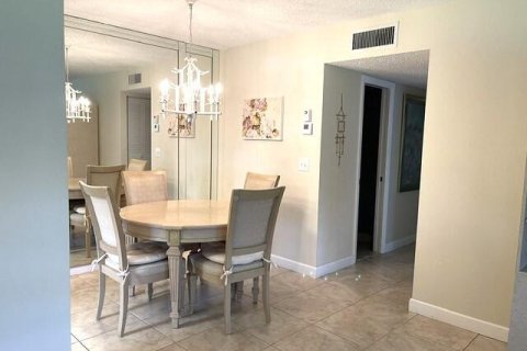 Condo in Delray Beach, Florida, 2 bedrooms  № 2276319 - photo 13